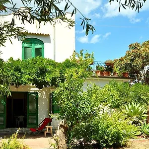 seafront-apartments-gardenhouse.taorminaitalyhotels.com/